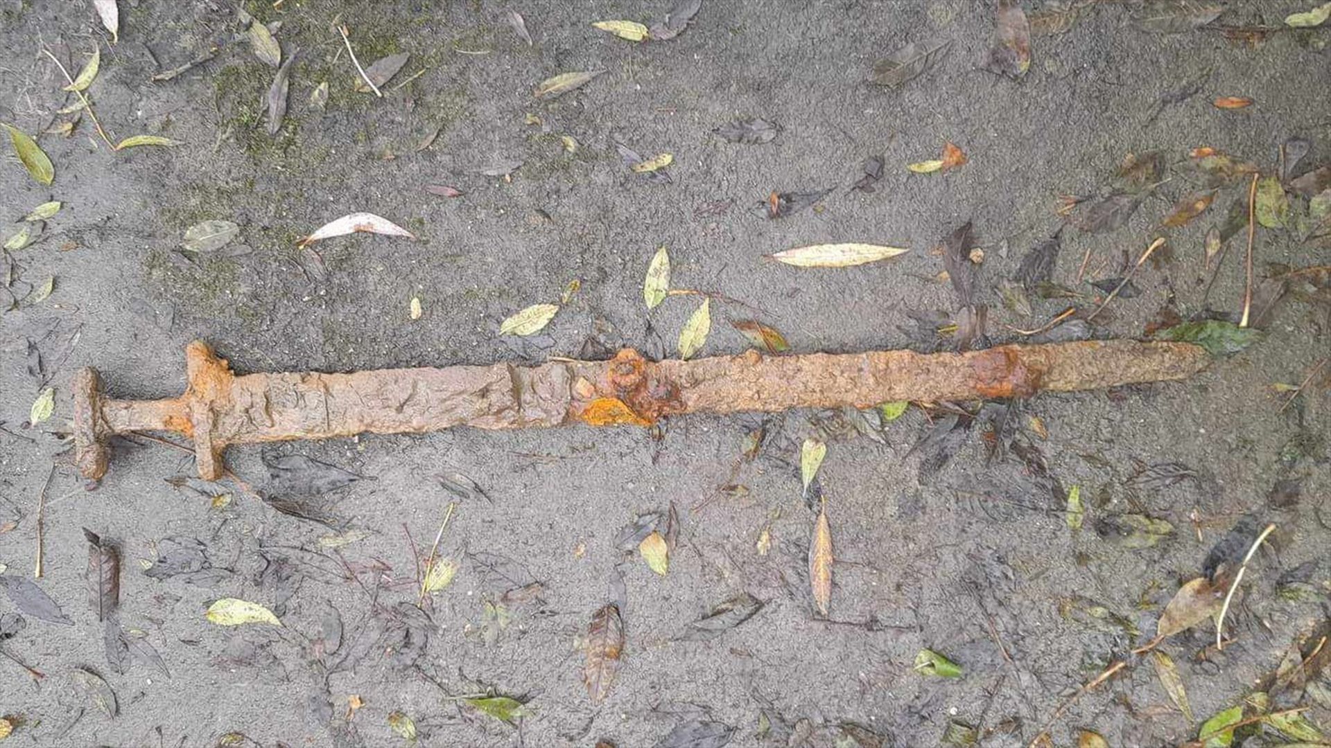 Uma simples exploração com ímã permite a um amador pescar esta espada viking milenar