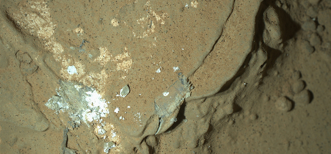 Curiosity utilise son bras robotisé pour prendre des images de nuit