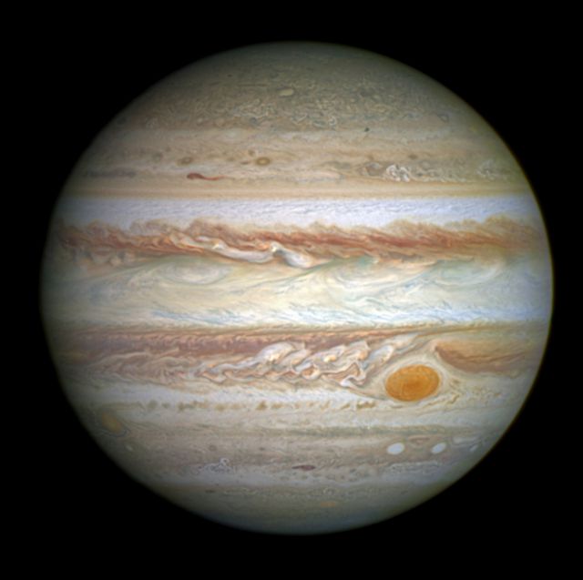 La Grande tache rouge de Jupiter diminue en taille mais pas en épaisseur