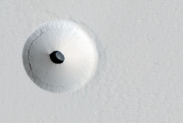 Un trou étrange sur le sol de la planète Mars