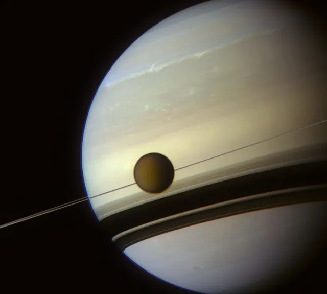 Titan, des lacs souterrains influenceraient les mers de surface
