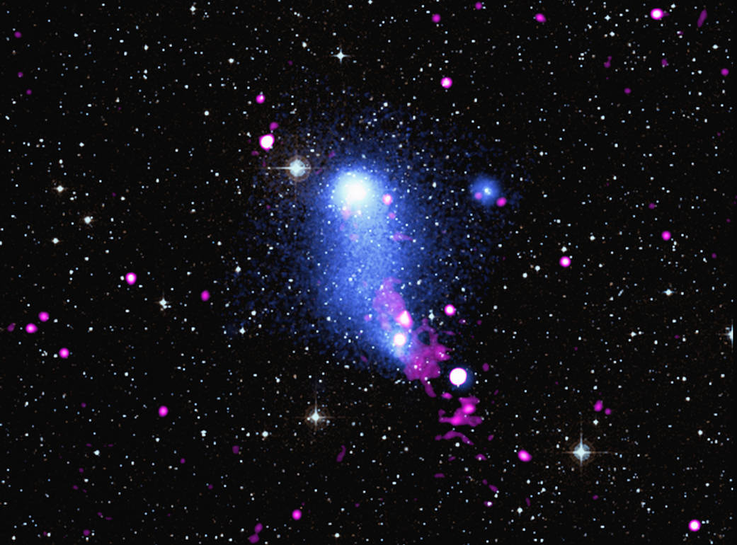 Un trou noir supermassif plie le pont de gaz entre deux amas de galaxies