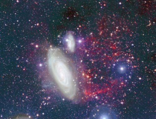 Une galaxie vidée de son gaz en traversant un amas
