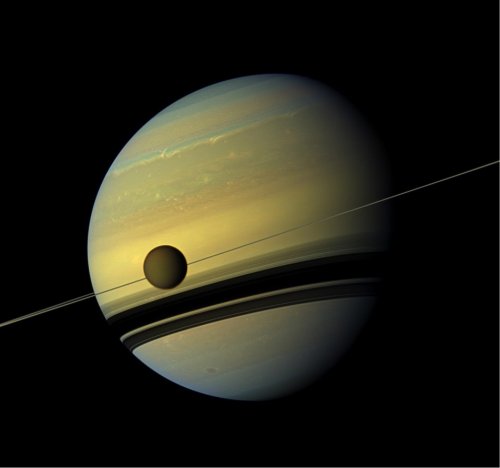 Titan s’éloigne de Saturne 100 fois plus vite que prévu