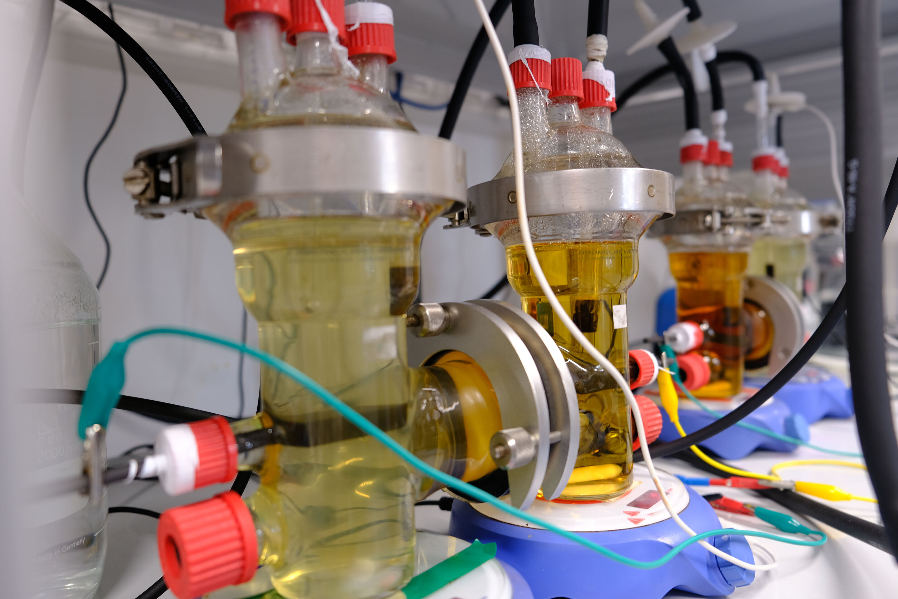 Ces bactéries, alimentées en électricité, produisent de l'alcool