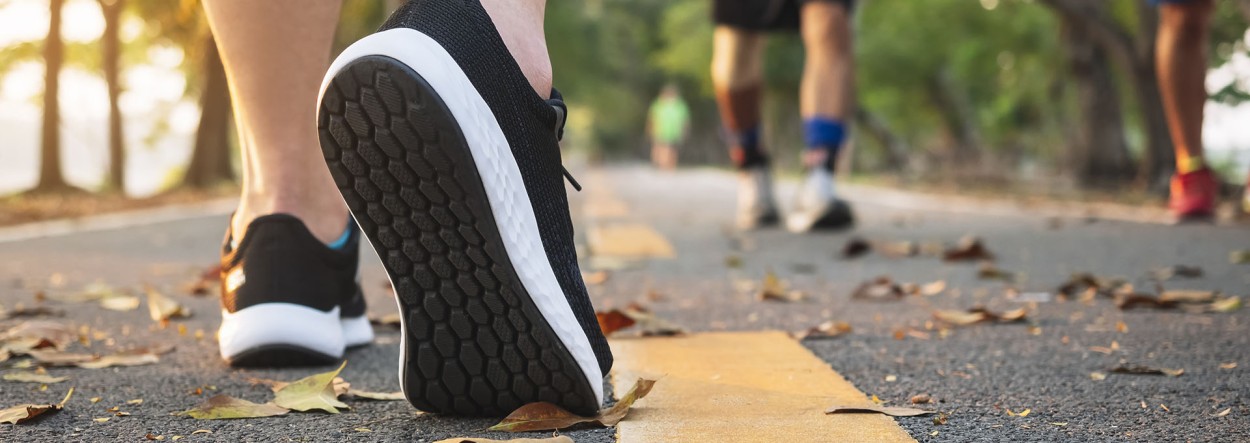 Marche et course à pied: optimiser la forme des semelles de chaussures