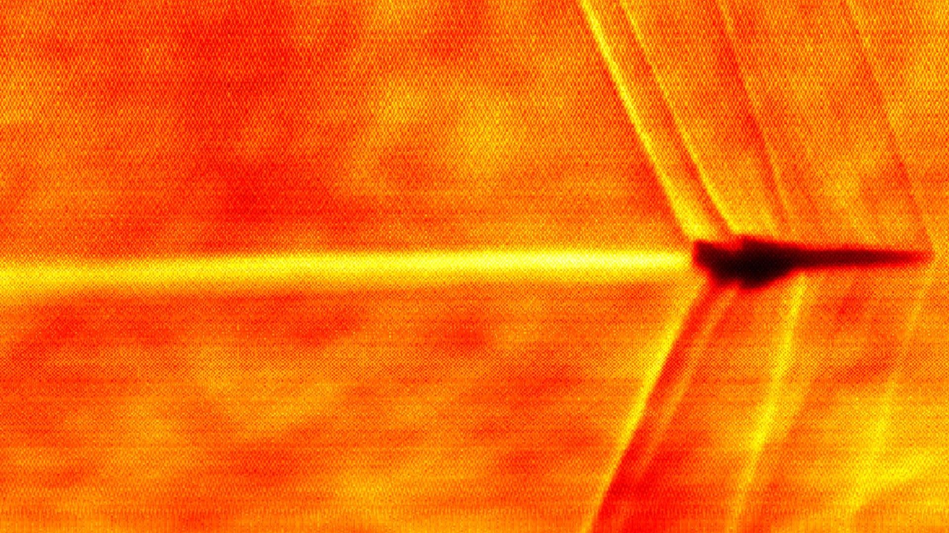 Excepcional: a onda supersônica do XB-1 congelada no disco solar ✈️
