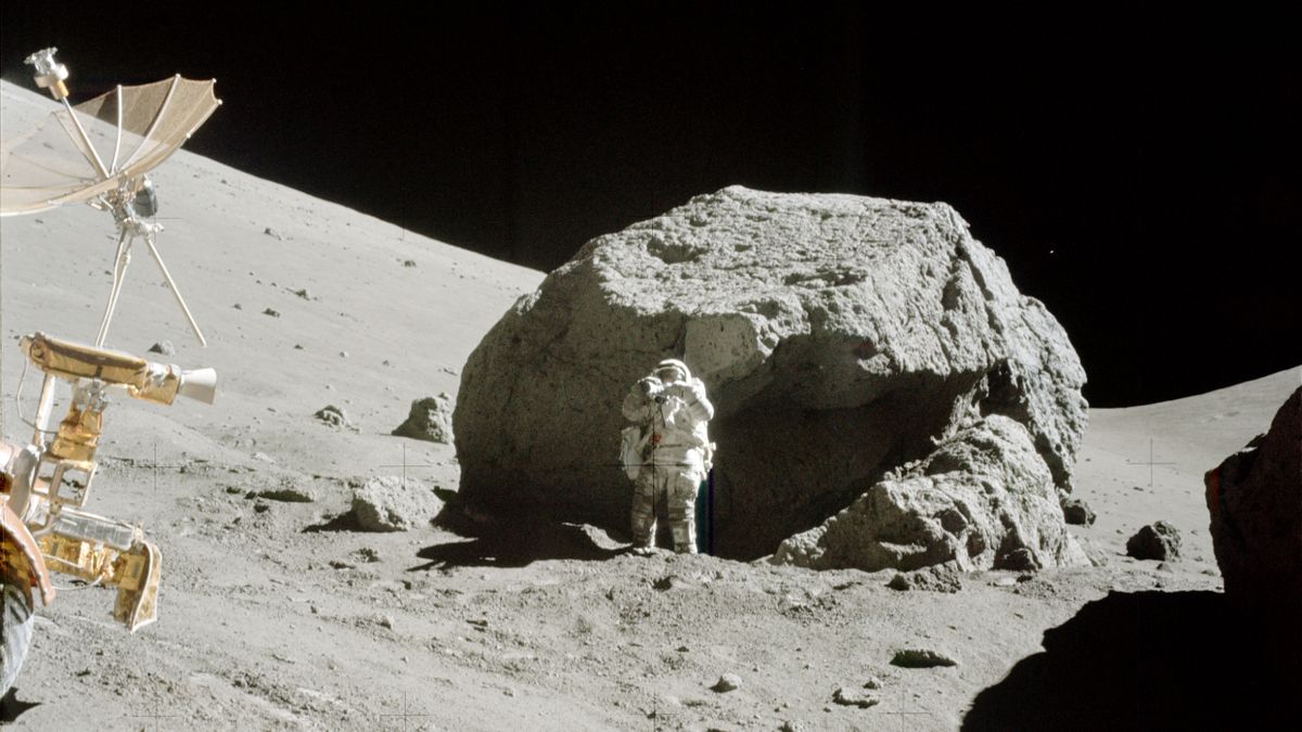 👨‍🚀 Walking on the moon in 2028, with spacesuits available in 2031?