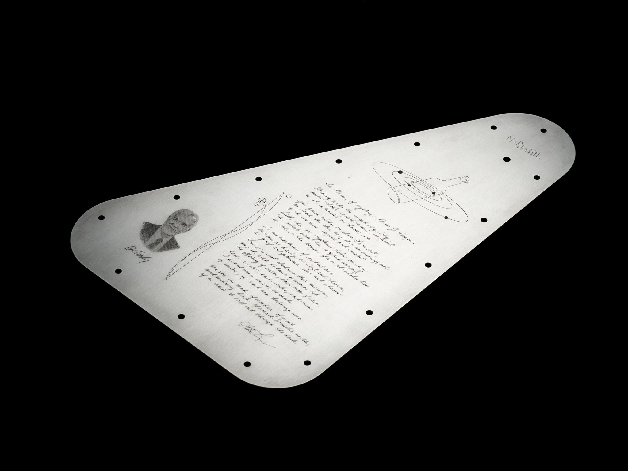 A NASA revela a placa, mensagem da humanidade, que adornará a sonda Europa Clipper