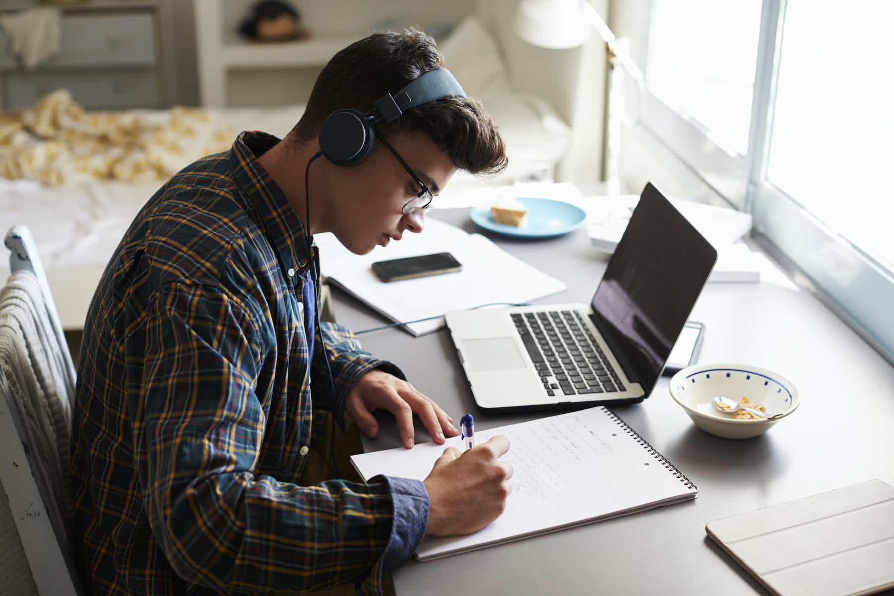 Ecouter de la musique en étudiant: bonne ou mauvaise idée ?