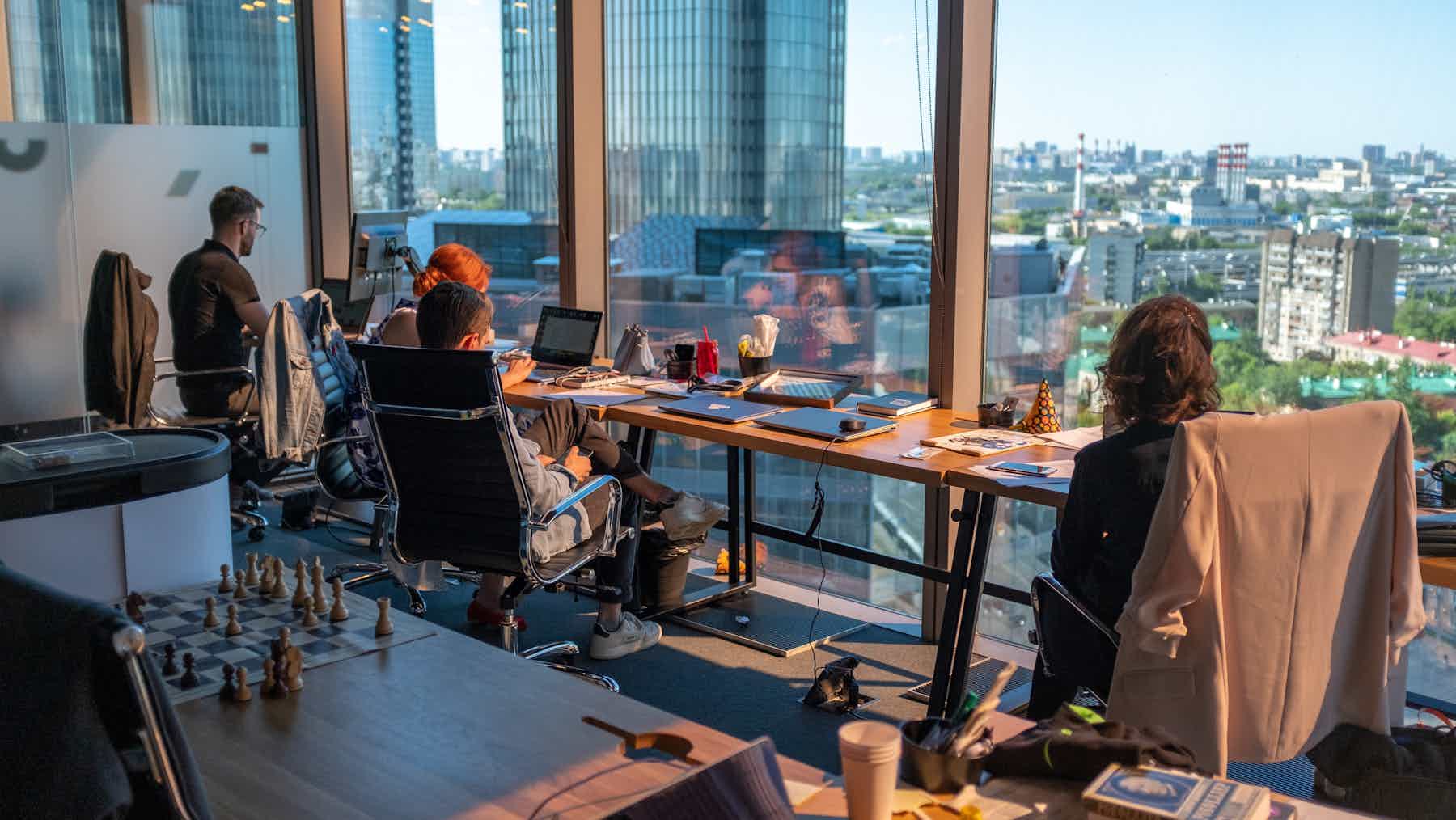 Vaut-il vraiment mieux travailler debout plutôt qu’assis ?