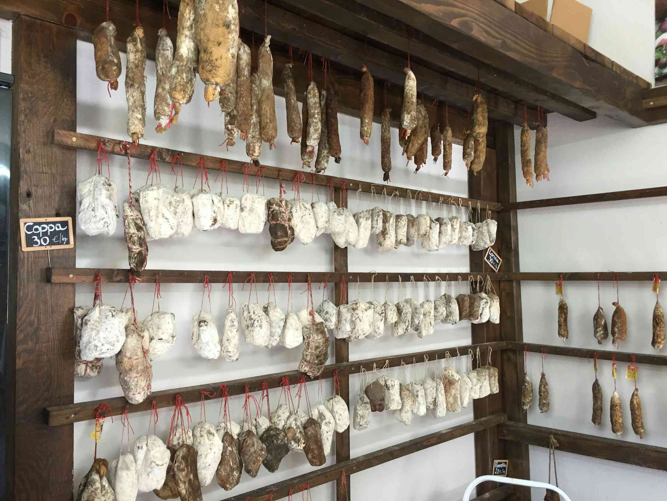 Qu’ont en commun des châtaigniers, des charcuteries et des champignons ?
