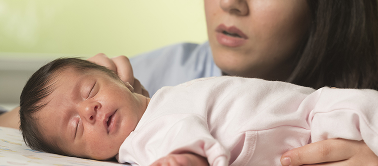 La voix maternelle réduit la douleur des bébés prématurés