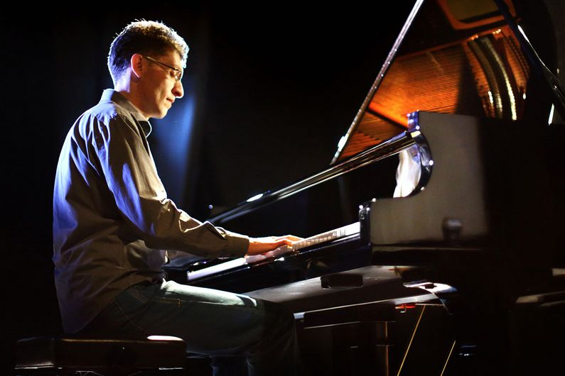 Jouer du piano avec tout son corps