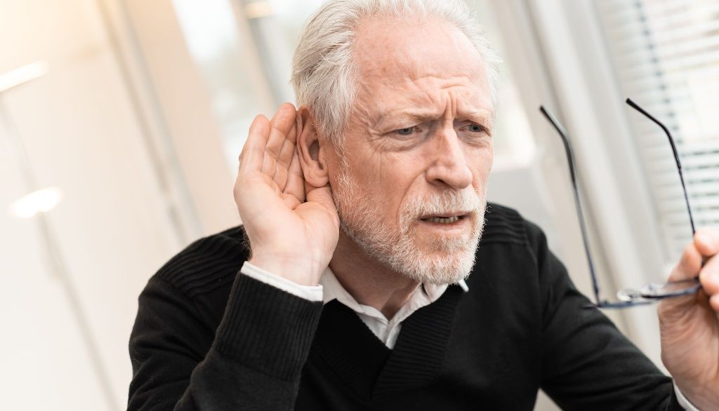 Pourquoi les personnes âgées font-elles tant répéter ?
