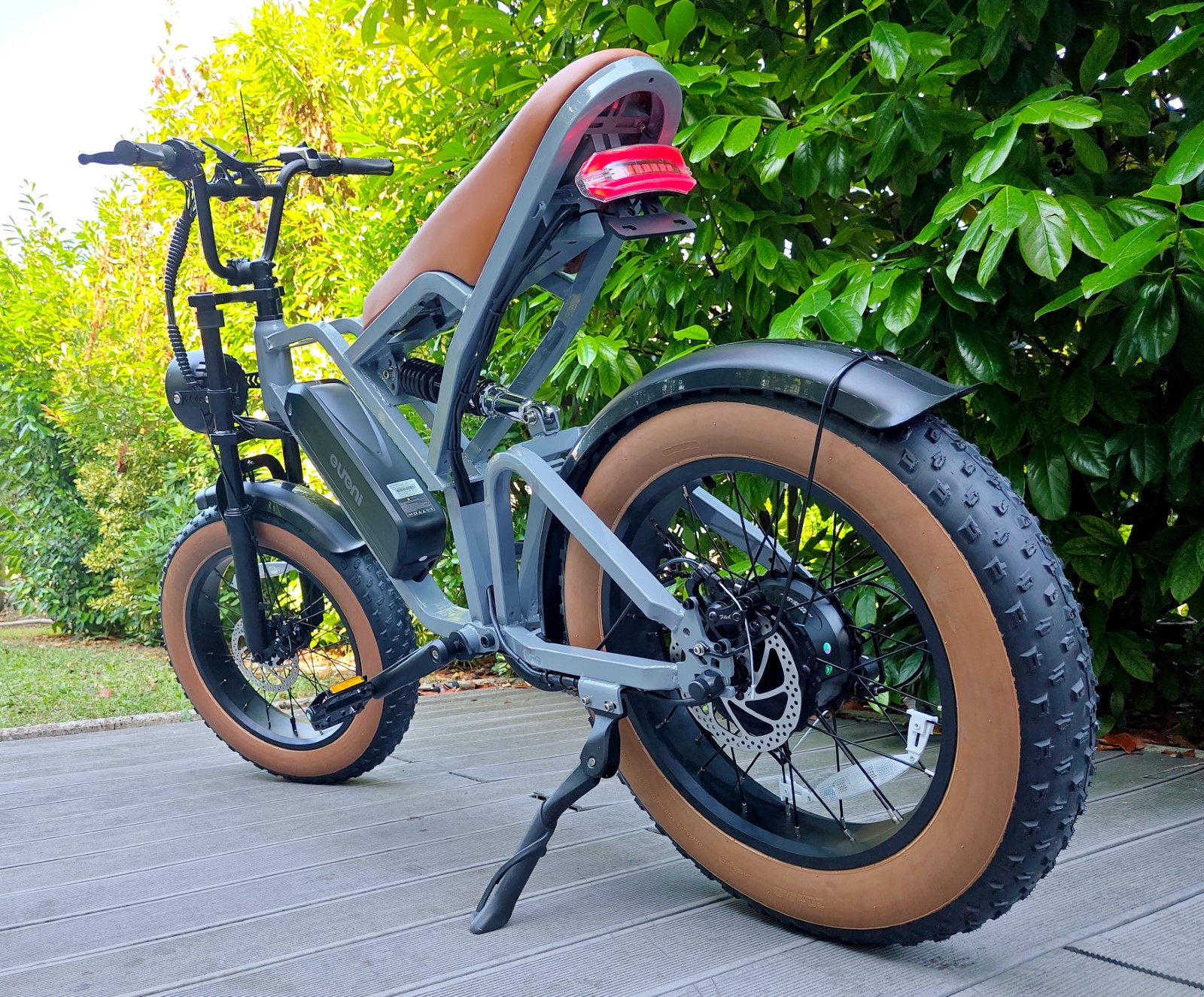 Test vélo électrique EUENI FXH009 Pro: 50 km/h dans un look vintage très réussi