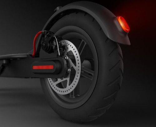 La trottinette électrique Xiaomi M365: frein à disque et feu arrière