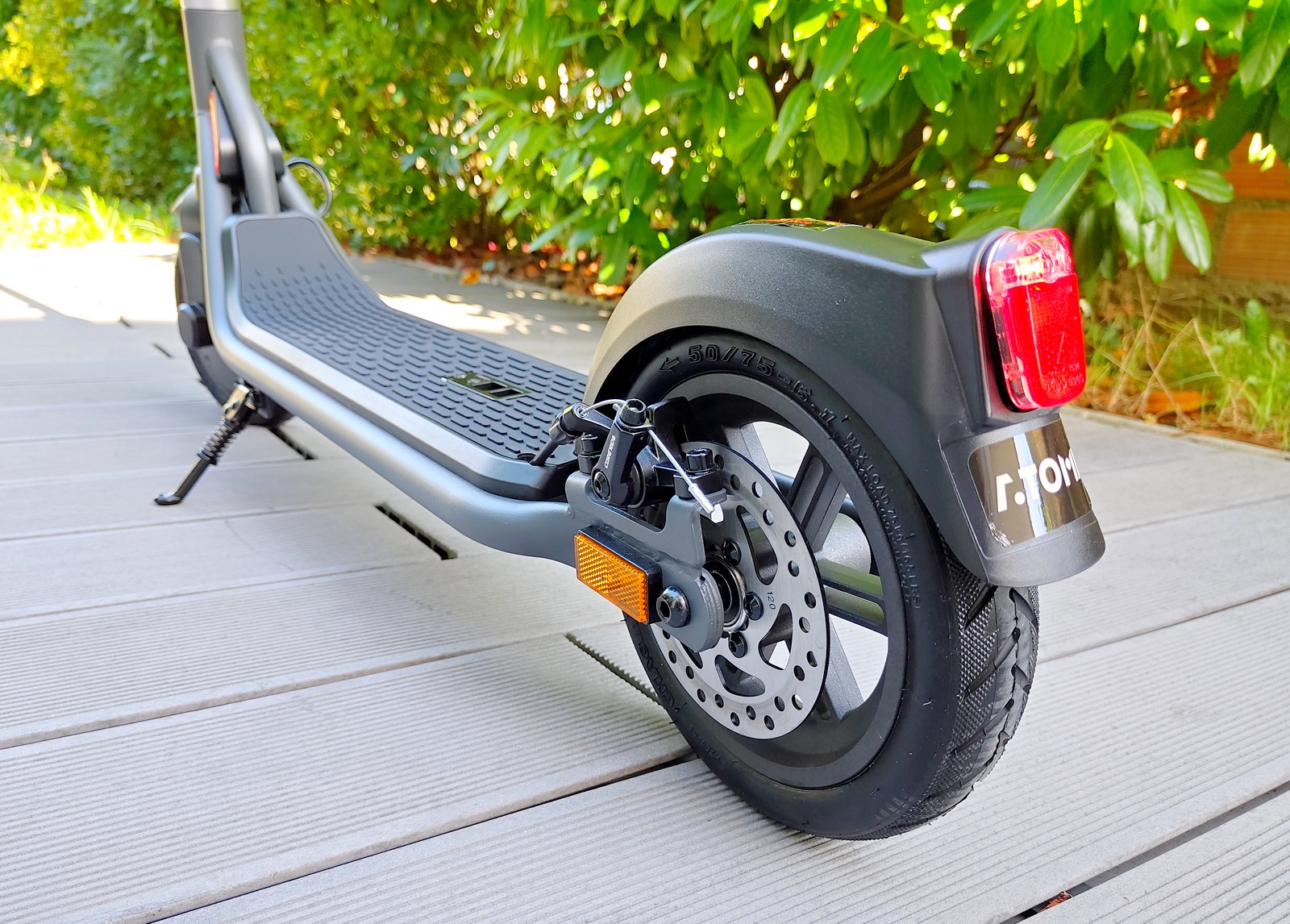 Ce coupon de réduction massacre le prix de la polyvalente trottinette électrique Atomi E20