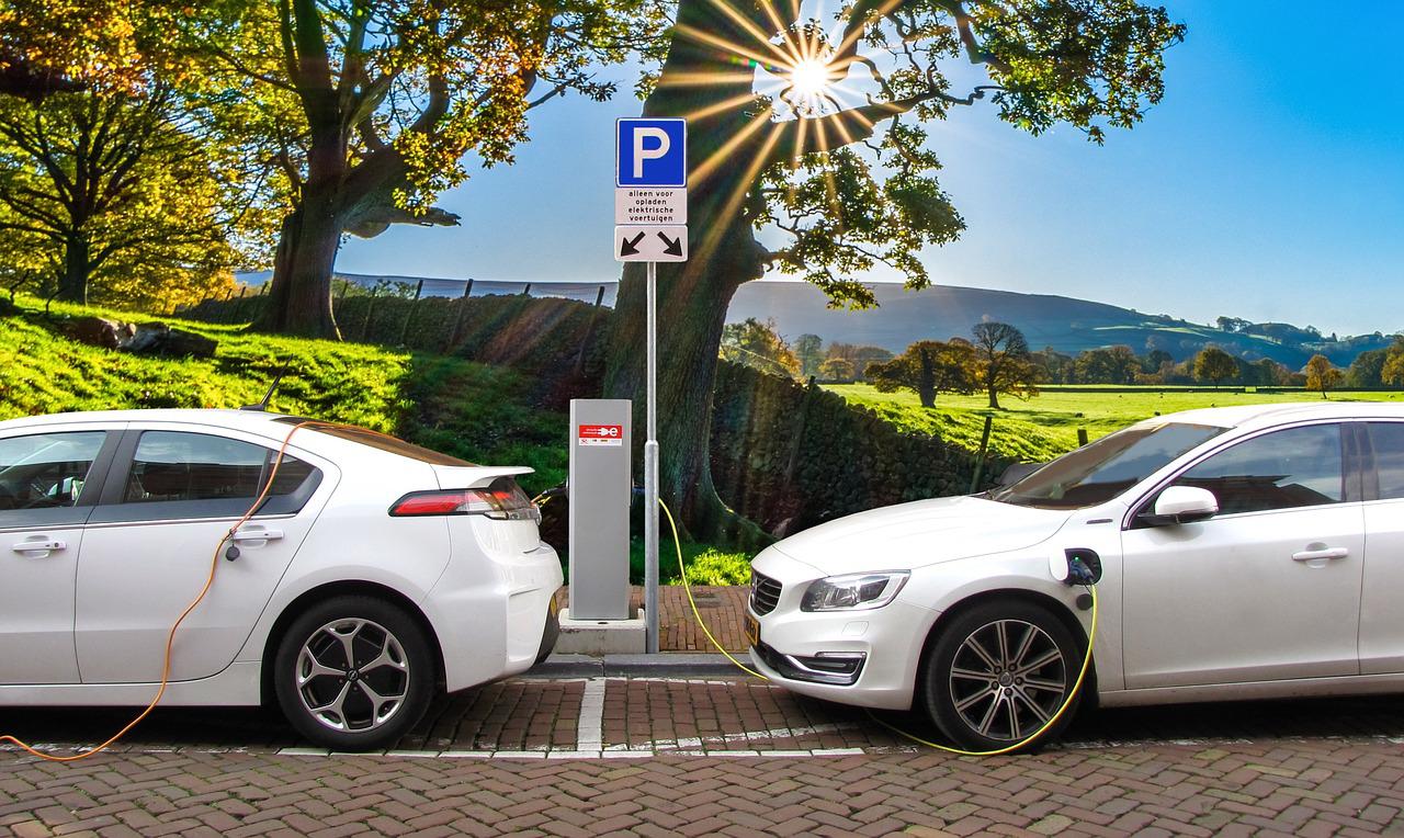 Comment un biais cognitif freine l’essor des voitures électriques