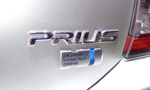Une voiture hybride branchée sur le réseau électrique