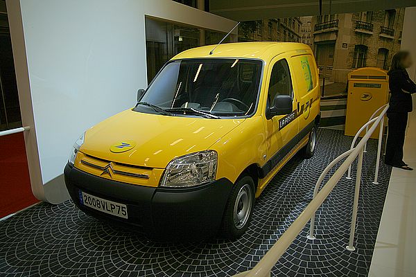 La Poste reçoit cinq véhicules électriques
